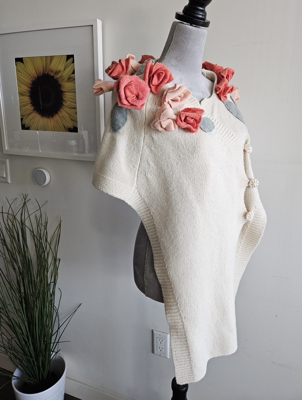 ANTHRO 3-D Roses Poncho - Picture 4 of 16